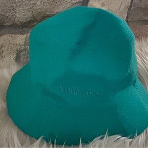 Lululemon Teal and white reversible bucket Hat.